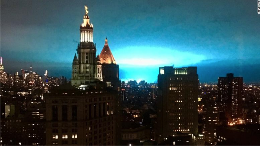 Vụ nổ máy biến áp tạo ra ánh sáng xanh trên bầu trời Manhattan, đi kèm với nhiều vụ hoả hoạn nhỏ (ảnh: CNN) 