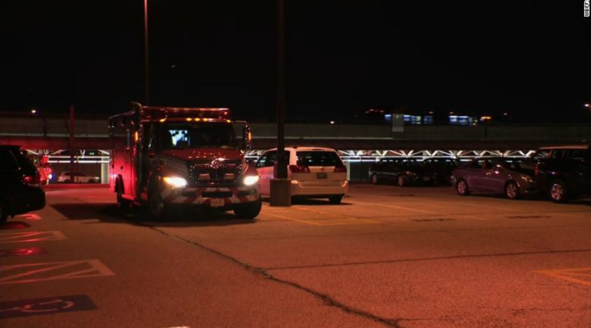 Xe cấp cứu tập trung gần cổng Sân bay Quốc tế Baltimore/Washington Thurgood Marshall.