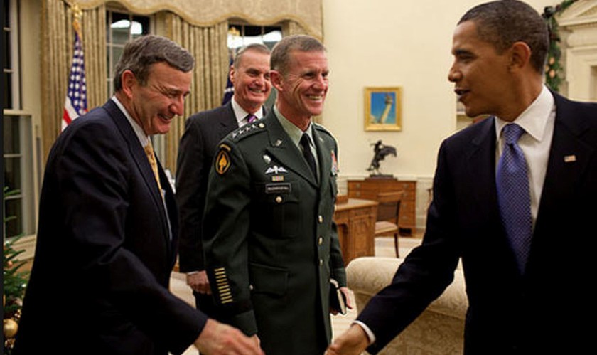Tướng McChrystal (giữa) trong buổi gặp mặt với cựu Tổng thống Obama (Ảnh: CBS)