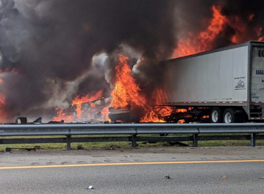 Ngọn lửa từ dầu diesel nuốt trọn hai xe khách và xe chở dầu trên đường Cao tốc liên tiểu bang 75, Florida. 