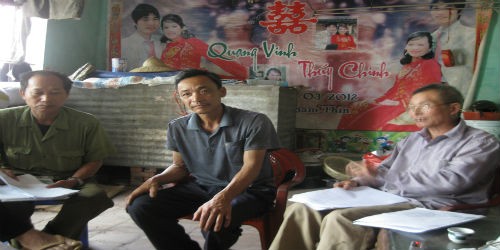 Ông Nguyễn Như Dinh (ở giữa) trao đổi với phóng viên