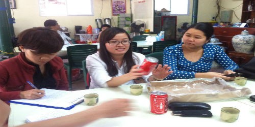 Đại diện của Công ty Coca Cola Việt Nam làm việc với khách hàng