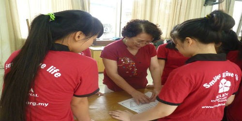 Bà Nguyễn Thị Bích Ngọc – Trưởng phòng điều dưỡng Bệnh viện Ung bướu Hưng Việt chia sẻ những kinh nghiệm khi xử lý các tình huống
