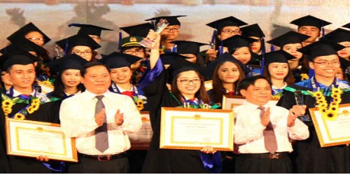 Thành phố Hà Nội tổ chức tuyên dương 98 thủ khoa tốt nghiệp xuất sắc các trường đại học, học viện. 