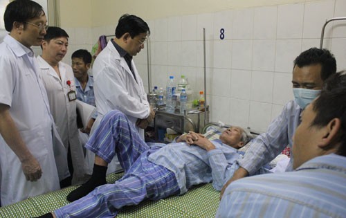 Cục trưởng Quản lý khám chữa bệnh Lương Ngọc Khuê (áo trắng, thứ 3 từ trái sang) thăm bệnh nhân tại Bệnh viện Bệnh Nhiệt đới Trung ương. Ảnh: Internet