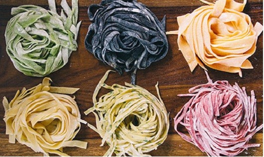 Cách làm mỳ sợi nhiều màu đơn giản mà vô cùng an toàn