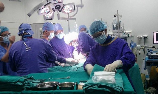 Lần đầu tiên phẫu thuật thành công nội soi cột sống cổ tại Việt Nam
