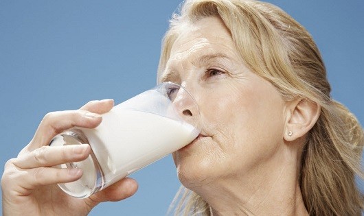 Người lớn tuổi nên uống sữa như thế nào thì tốt?