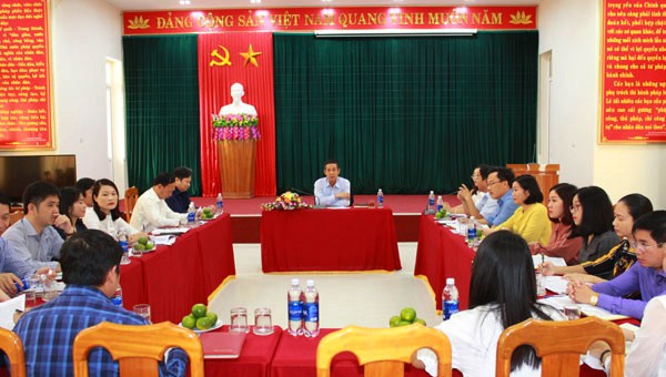 Ông Trần Công Thuật, Chủ tịch UBND tỉnh Quảng Bình ghi nhận sự nỗ lực, cố gắng của Sở Tư Pháp tại buổi họp