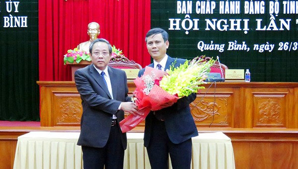 Bí thư Tỉnh ủy Quảng Bình  Hoàng Đăng Quang (trái) tặng hoa chúc mừng tân Phó Bí thư Thường trực Tỉnh ủy.
