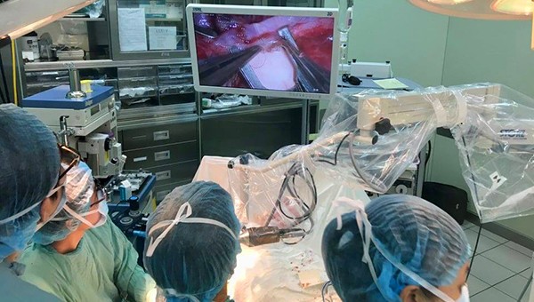 Ê-kíp các y, bác sĩ Bệnh viện Trung ương Huế thực hiện ca phẫu thuật bằng ứng dụng camera 3D phóng đại