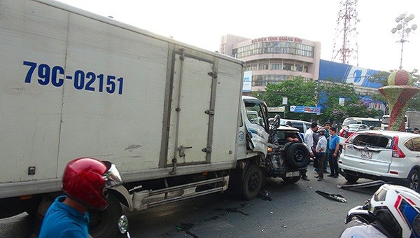 Hiện trường vụ tai nạn giao thông tại ngã tư đường Lý Thường Kiệt, TP Đồng Hới