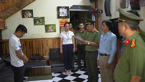 Lực lượng công an đọc quyết định khởi tố vụ án đối với bị can Nguyễn Văn Xuân Hoàng