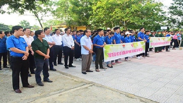Lễ ra quân dọn dẹp vệ sinh môi trường của hơn 300 sinh viên, cán bộ, công chức, viên chức Đại học Huế