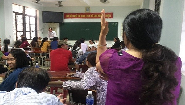 Sau khi xảy ra sự việc, chiều tối 3/6, Giám đốc Sở Giáo dục và Đào tạo Quảng Bình trực tiếp chỉ đạo buổi họp bàn phương án xử lý.
