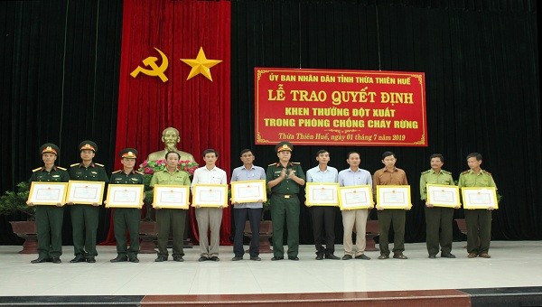 Thượng tá Hoàng Văn Nhân, Phó Chính ủy Bộ CHQS tỉnh trao bằng khen cho các cá nhân. 