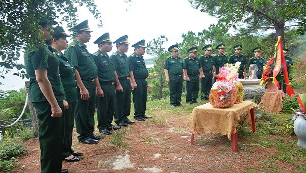 Các cán bộ, chiến sĩ Bộ đội Biên Phòng tỉnh Quảng Bình kính cẩn đặt vòng hoa, dâng hương mộ Đại tướng Võ Nguyên Giáp