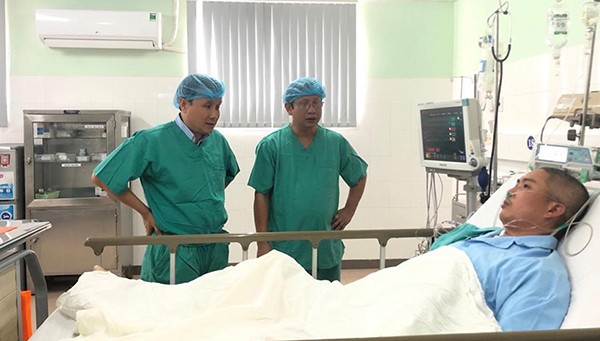 GS.TS Phạm Như Hiệp - Giám đốc Bệnh viện Trung ương Huế (bên trái) cùng bác sĩ đến thăm bệnh nhân sau ca ghép tim.