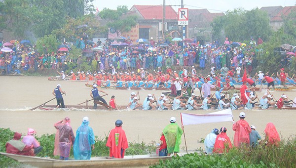 Hàng chục vạn cổ động viên hai bên bờ đội mưa cổ vũ cho hơn 1.000 VĐV nam nữ tham gia tranh tài.