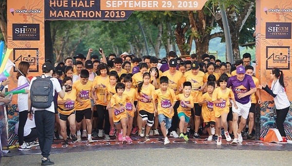Giải Half Marathon 2019 thu hút gần 1000 VĐV ở mọi lứa tuổi tham gia, tạo nên một không khí hết sức sôi động