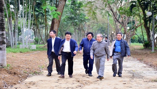 Chủ tịch UBND tỉnh TT - Huế  đi kiểm tra một số tuyến đường chính như Lê Lợi, Trần Hưng Đạo, tuyến đi bộ dọc hai bờ sông Hương.