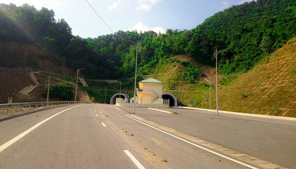 Công trình hầm đôi Mũi Trâu nằm trên cao tốc La Sơn – Túy Loan có tổng mức đầu tư 1.500 tỷ đồng do Công ty CP Sông Đà 10 tiến hành thi công từ tháng 10/2015.