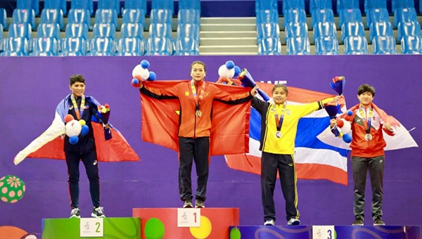 Vận động viên Nguyễn Thị Mỹ Hạnh xuất sắc đoạt huy chương vàng môn vật tại Sea Games 30 (ảnh H.Mỹ)