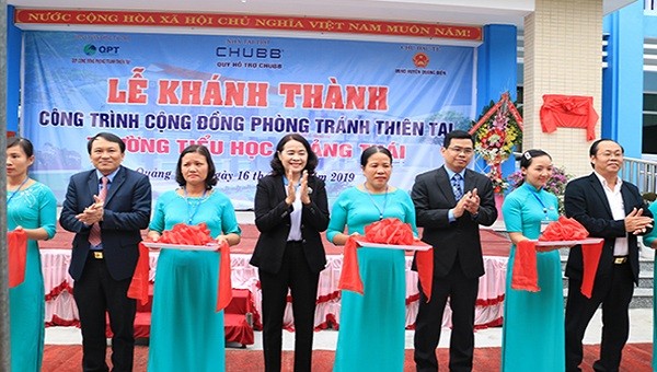 Đại diện các đơn vị vận động, đơn vị tài trợ cùng lãnh đạo huyện Quảng Điền và lãnh đạo trường tiểu học Quảng Thái cắt băng khánh thành công trình.