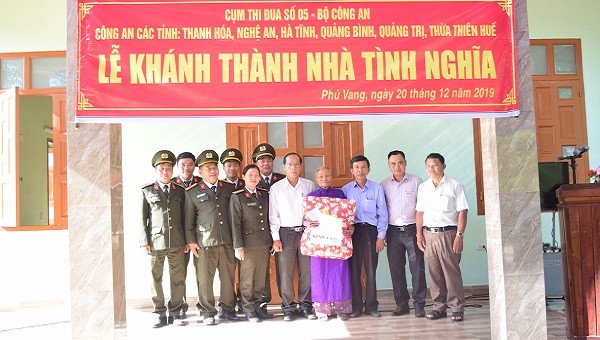 Cụm thi đua số 5, Bộ Công an bàn giao nhà tình nghĩa cho bà Nguyễn Thị Dóc.