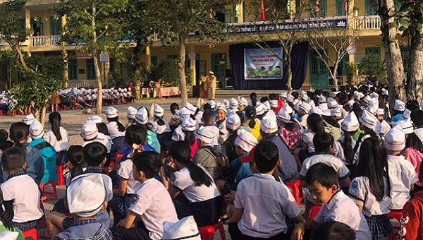 Gần 1.000 học sinh và giáo viên trên địa bàn huyện Phong Điền tại buổi tuyên truyền pháp luật.