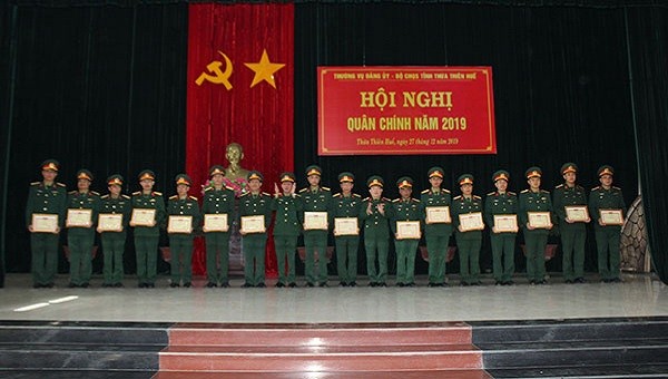 Bộ chỉ huy quân sự tỉnh Thừa Thiên Huế trao thưởng cho các tập thể.