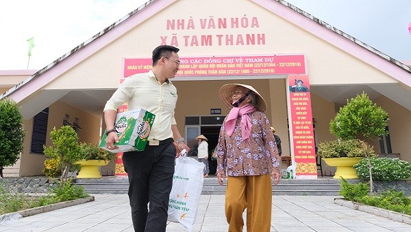 Huda tặng quà Tết tại xã Tam Thanh, tỉnh Quảng Nam.