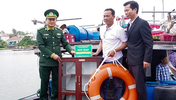 Thượng tá Phạm Tùng Lâm, Phó Chính ủy BĐBP Thừa Thiên Huế trao tặng tủ sách pháp luật cho ngư dân xã Phú Thuận (huyện Phú Vang)