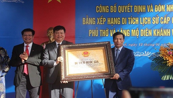 Bộ trưởng Bộ VHTTDL Nguyễn Ngọc Thiện trao bằng công nhận Di tích Lịch sử cấp Quốc gia Phủ thờ và Lăng mộ Diên Khánh Vương