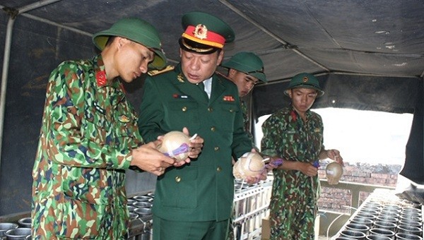 Trung tá Phan Thắng, Phó Chỉ huy trưởng, Tham mưu trưởng Bộ Chỉ huy quân sự tỉnh kểm tra kỹ thuật thả pháo vào nồng súng