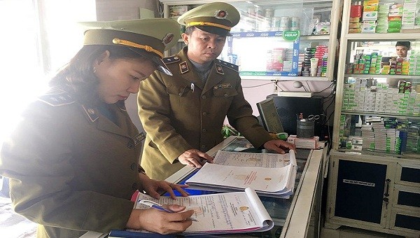 Trong 2 ngày 1/2 và 2/2, lực lượng chức năng tỉnh Quảng Bình đã tiến hành lập biên bản xử phạt 9 quầy thuốc nâng giá bán khẩu trang trái quy định.