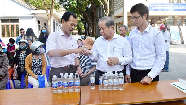 Chủ tịch UBND tỉnh Thừa Thiên Huế Phan Ngọc Thọ thăm, kiểm tra quy trình và chất lượng dung dịch rửa tay