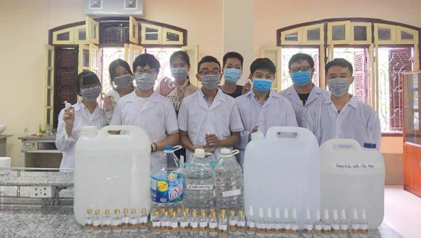 Các sản phẩm nước rửa tay diệt khuẩn sau khi được điều chế được phát miễn phí cho học sinh trong và ngoài trường.