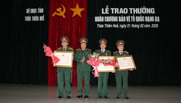 Thượng tá Ngô Nam Cường, Chỉ huy trưởng Bộ chỉ huy quân sự tỉnh trao Huân chương cho 3 cá nhân. 