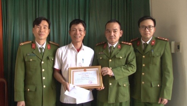 Công an TP. Huế trao giấy khen của GĐ Công an tỉnh Thừa Thiên Huế cho anh Phan Văn Hòa