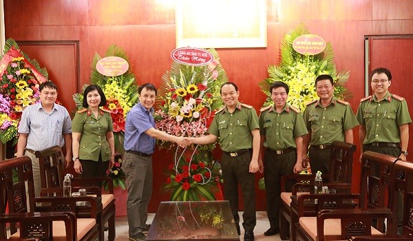 Đại tá Nguyễn Quốc Đoàn tặng hoa chúc mừng lãnh đạo Bệnh viện trung ương Huế.