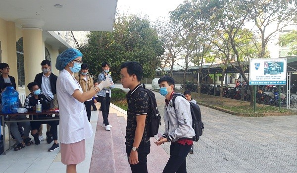 Ngày 2/3, Đại học Khoa học Đại học Huế tổ chức đo thân nhiệt cho sinh viên trước khi lên lớp.