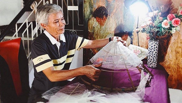 Ông Võ Ngọc Hùng phải trải qua nhiều lần thất bại để làm ra được sản phẩm nón lá độc đáo từ lá bàng rừng.
