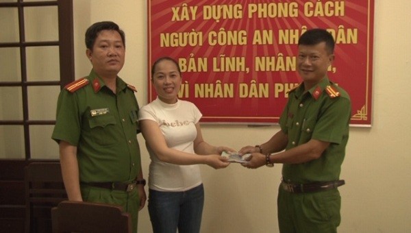 Công an phường Phú Cát trao trả tài sản cho chị Mai.