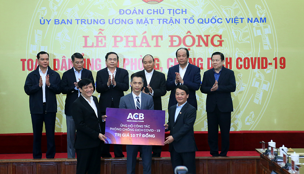 Ông Trần Hùng Huy - Chủ tịch HĐQT ACB - trao số tiền ủng hộ 10 tỷ đồng.