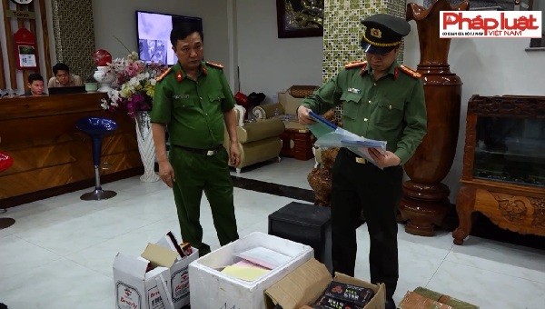 Đại tá Trần Hải Quân, Giám đốc CA tỉnh Quảng Bình trực tiếp chỉ đạo khám xét nhà và khách sạn của đối tượng Nguyễn Minh Thảo