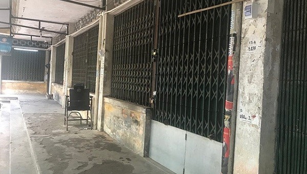 Dãy gian hàng làm tóc ở chợ Tây Lộc đóng kín cửa vào sáng 31/3.
