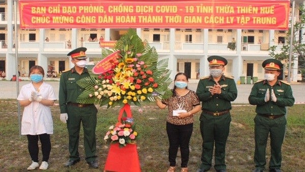 Bà Nguyễn Thị Sương (trú huyện Phú Lộc, tỉnh Thừa Thiên Huế) đại diện 360 công dân cách ly cảm ơn, tặng hoa cho khu cách ly