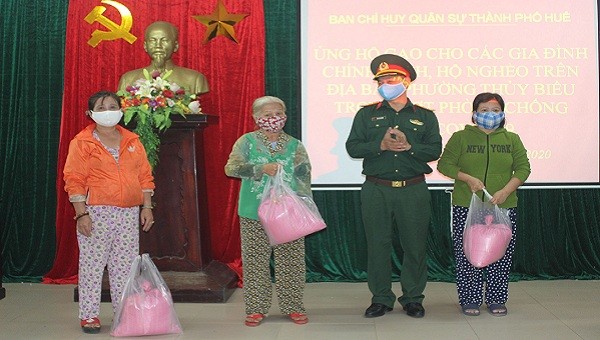 Lãnh đạo Ban chỉ huy quân sự Thành phố Huế trao tặng quà cho bà con nhân dân.