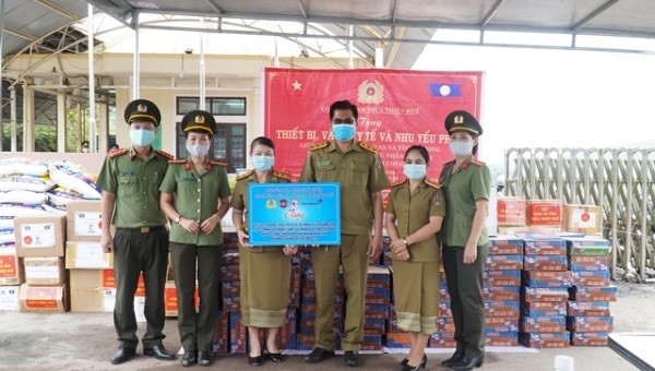 Công an tỉnh Thừa Thiên Huế trao thiết bị vật tư y tế và nhu yếu phẩm cho Sở an ninh hai tỉnh Salaval và Sekong (Lào).